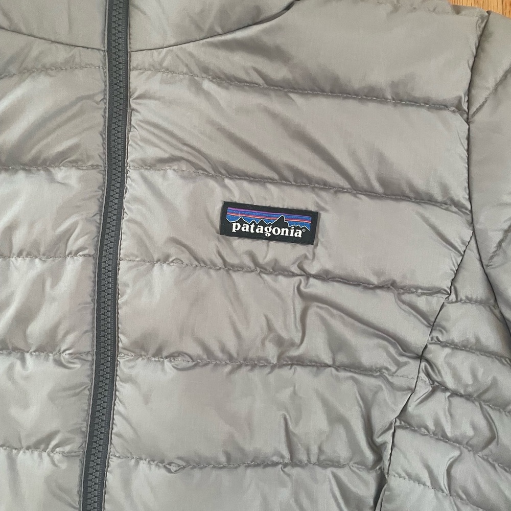 Women’s Patagonia Silver Quilted Puffer Jacket - Picture 2 of 5